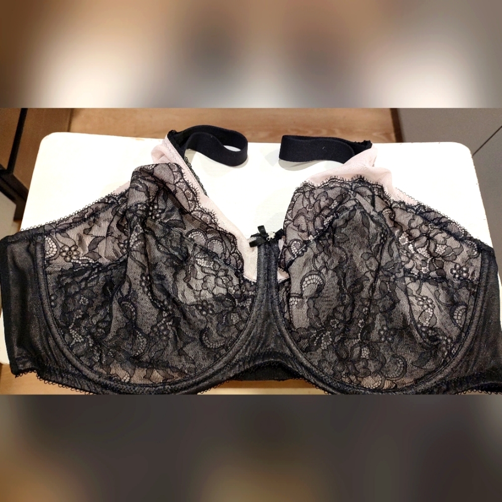 Wacoal Bra in Pink & Black with lace Size 46DD.